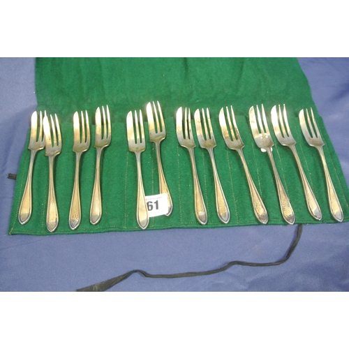 61 - Set of 12 Sheffield silver cake forks with reeded handles, in pouch L 14cm W 282g