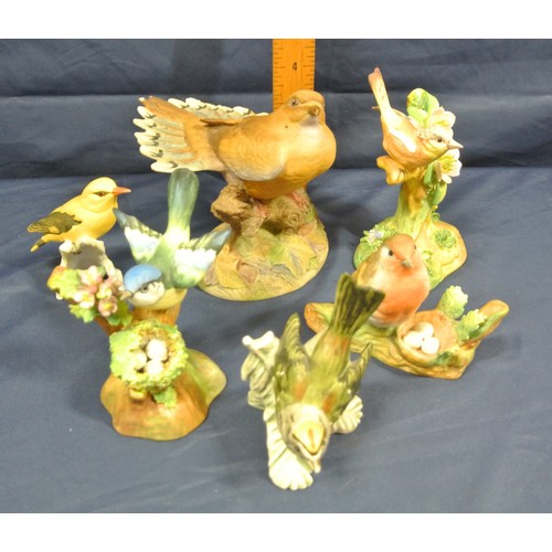 38 - Lot of bird ornaments in box: Goebel, Staffordshire, Aynsley, etc