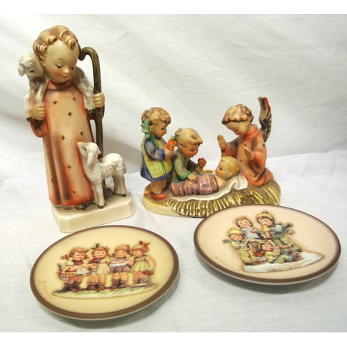 41 - 2 Hummell figures of children and a pair of Hummell plates