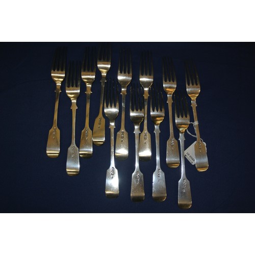 143 - Set of 12 Victorian London silver dinner forks with crested fiddle pattern handles, 1896, 883g, L21c... 