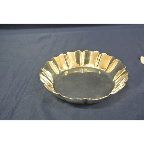 178 - Irish silver small strawberry dish with wavy scalloped border, by George Bellew, Dublin, having 'Swo... 