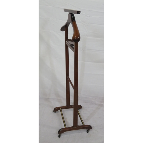 117 - Edwardian design clothes horse wit shape hanger and bracket feet