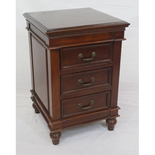 186 - Small Edwardian design chest of 3 drawers with drop handles, on turned legs