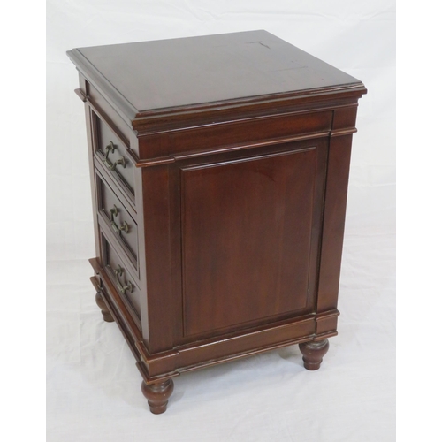 186 - Small Edwardian design chest of 3 drawers with drop handles, on turned legs