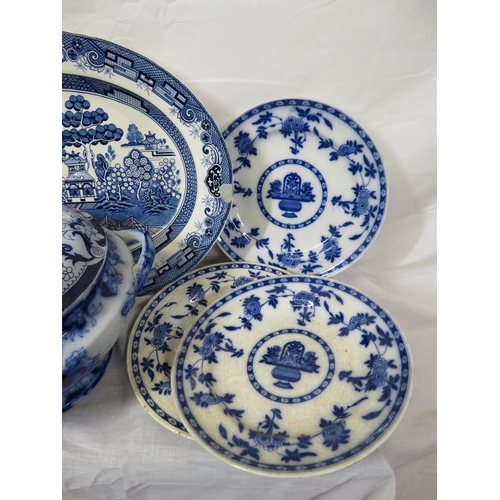 197 - Assorted lot of Willow pattern ware, platter, tureen, etc