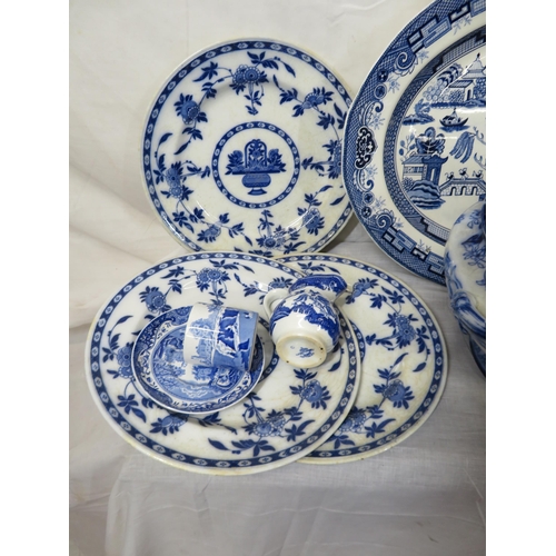 197 - Assorted lot of Willow pattern ware, platter, tureen, etc