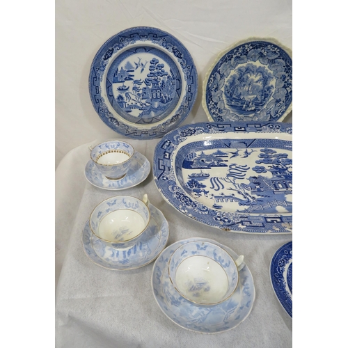 199 - Assorted lot of blue & white Willow pattern and foliate decorated ware