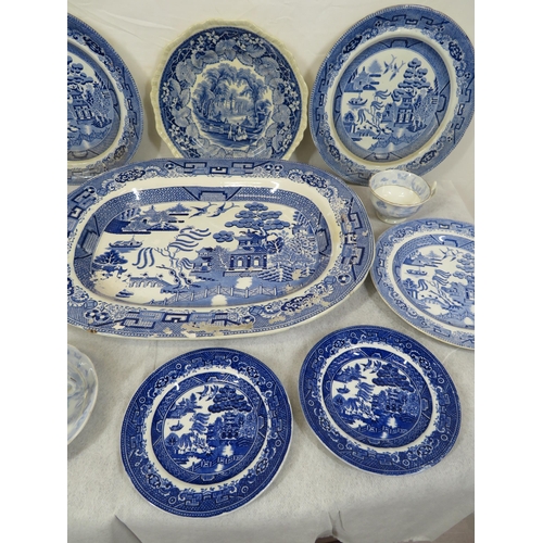 199 - Assorted lot of blue & white Willow pattern and foliate decorated ware