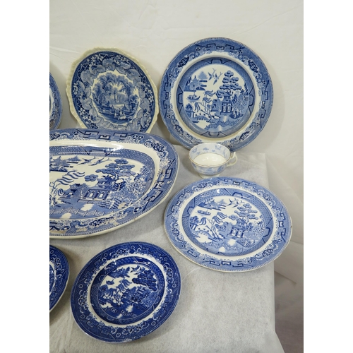 199 - Assorted lot of blue & white Willow pattern and foliate decorated ware