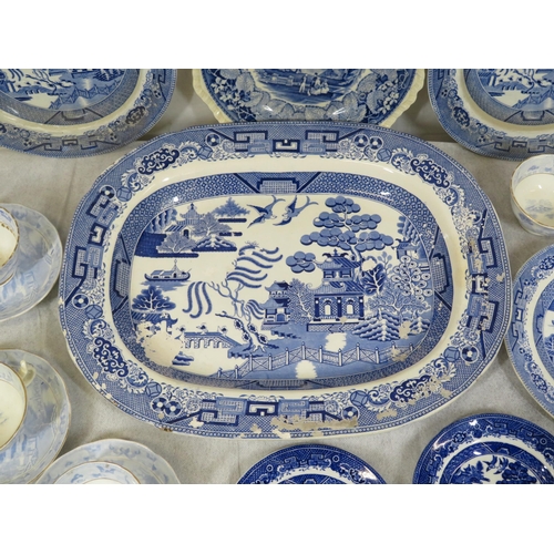 199 - Assorted lot of blue & white Willow pattern and foliate decorated ware