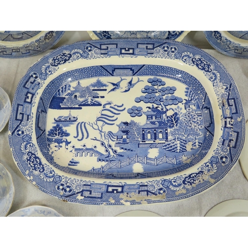 199 - Assorted lot of blue & white Willow pattern and foliate decorated ware