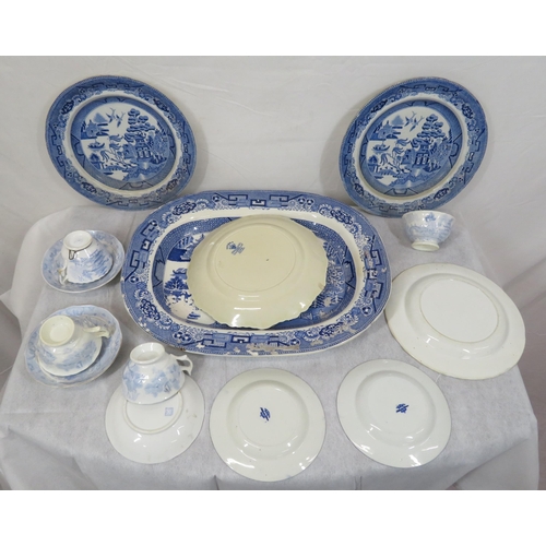 199 - Assorted lot of blue & white Willow pattern and foliate decorated ware