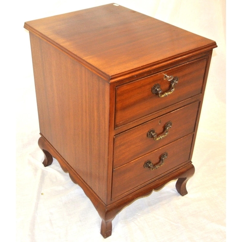 327 - Small Edwardian mahogany chest of 3 deep drawers with brass drop handles, on bracket feet