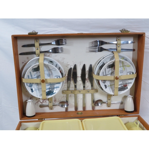 122 - Vintage camping set in fitted case