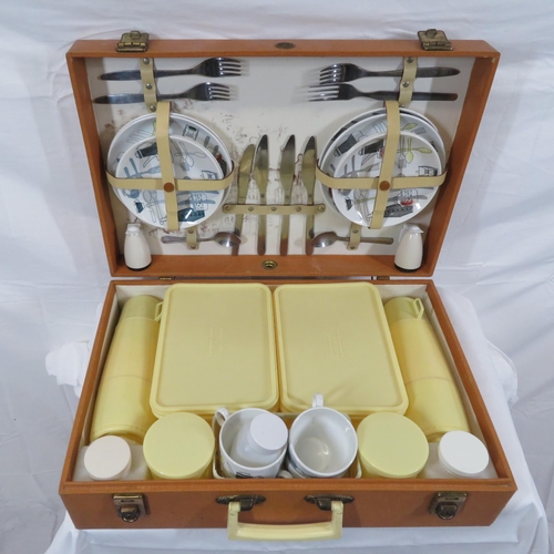 122 - Vintage camping set in fitted case