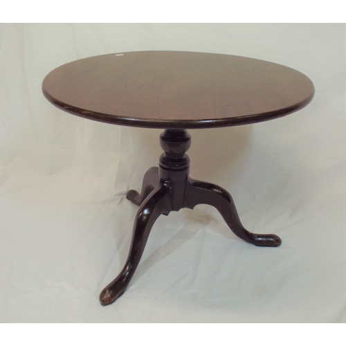 146 - Victorian mahogany round occasional or coffee table with vase turned column, on hipped tripod