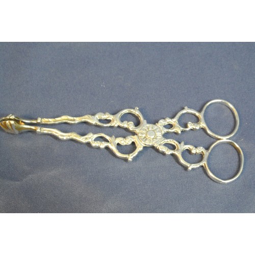 95 - Irish Georgian sugar nips with foliate decoration 38g, 13cm