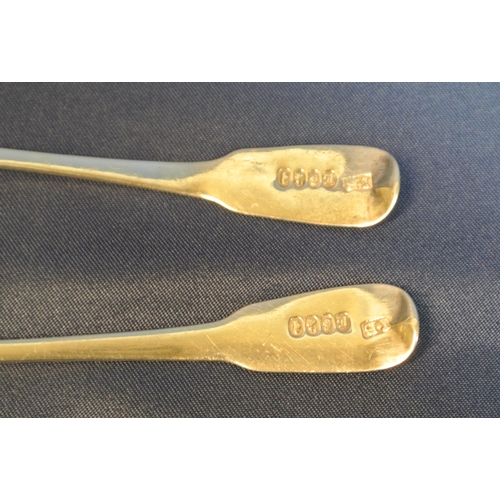 92 - Pair of Irish Victorian silver salt spoons with crested fiddle pattern handles and oval bowls, Dubli... 