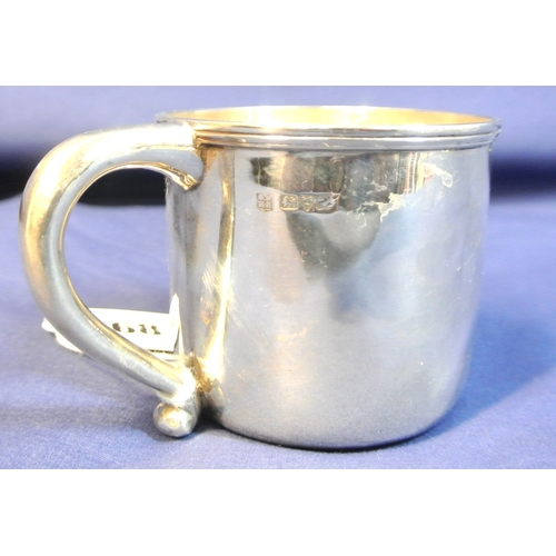 68 - Chester silver mug with shaped handle and reeded rim, h6.5cm, 98g