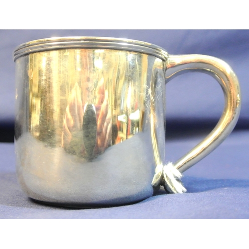 68 - Chester silver mug with shaped handle and reeded rim, h6.5cm, 98g