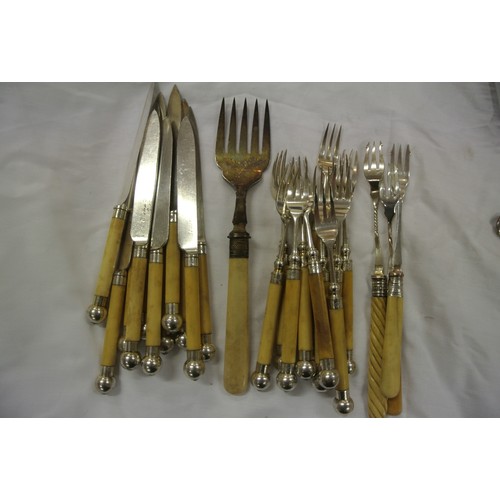 5 - Assorted lot of cutlery, etc, in box