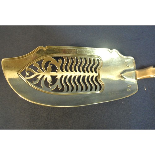 128 - Irish silver fish slice with pierced blade, crested fiddle pattern handle by James Scott, Dublin 182... 