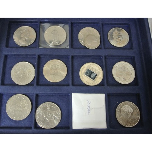 171 - UK Collection of various commemorative coins etc.  First World War, Queen Elizabeth various commemor... 