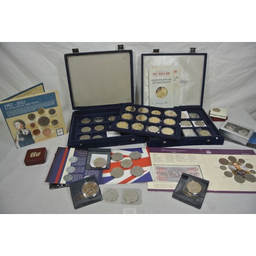 171 - UK Collection of various commemorative coins etc.  First World War, Queen Elizabeth various commemor... 