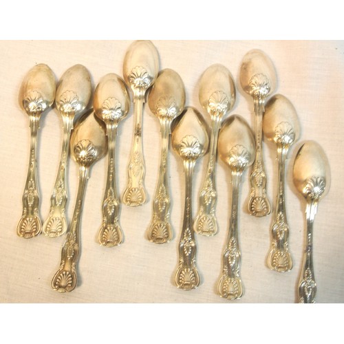 87 - Set of 12 Victorian London silver teaspoons with Kings pattern handles, 398g, 14.5cm