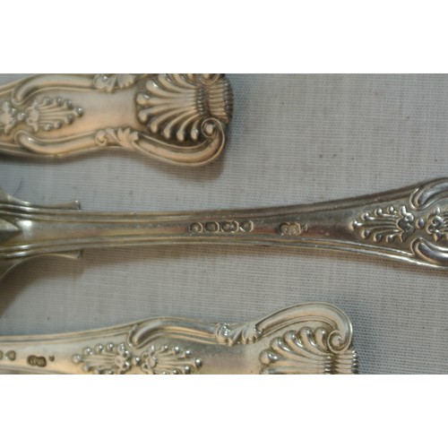 87 - Set of 12 Victorian London silver teaspoons with Kings pattern handles, 398g, 14.5cm