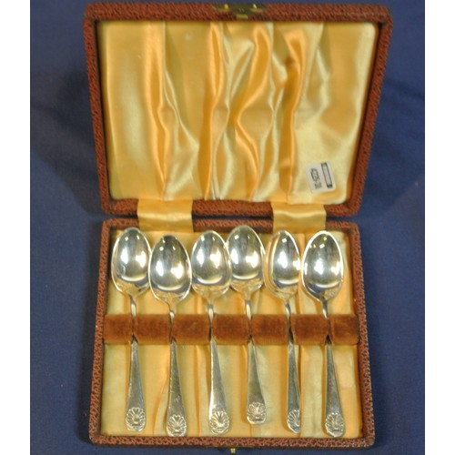 42 - Set of 6 Sheffield silver spoons with shell decorated handles, in presentation case