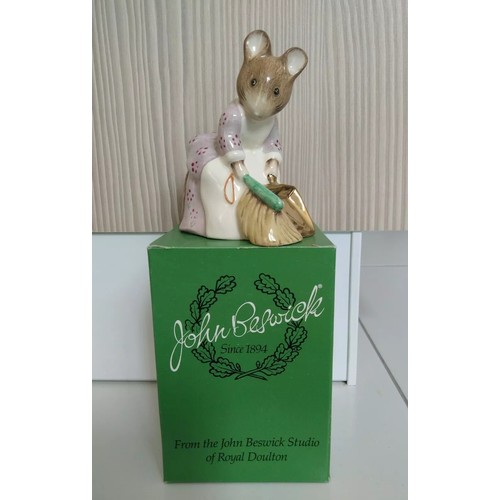 323 - Beswick Beattrix Potter 'Hunca Minca sweeping, gold' figurine with presentation box