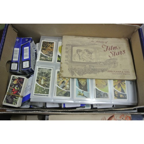 339 - Assorted lot of collectors cigarette cards, etc