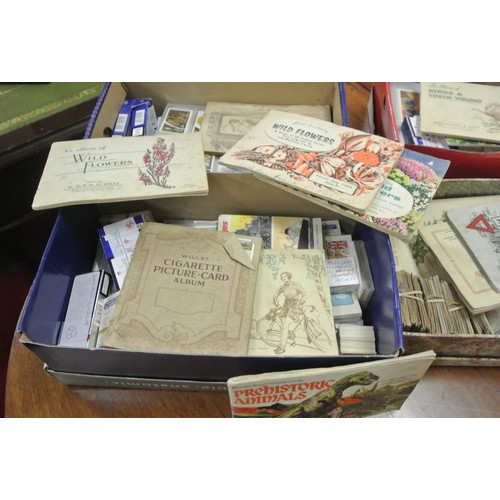 339 - Assorted lot of collectors cigarette cards, etc