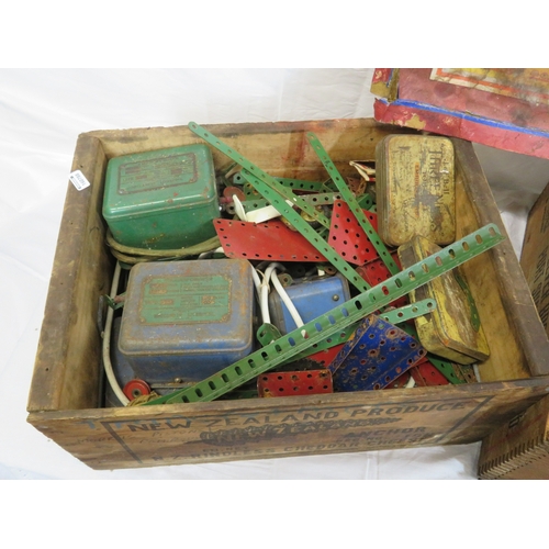 101 - Assorted lot of various Meccano works, engines, etc