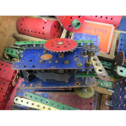 101 - Assorted lot of various Meccano works, engines, etc