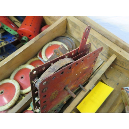 101 - Assorted lot of various Meccano works, engines, etc