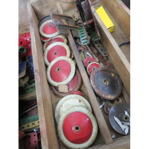 101 - Assorted lot of various Meccano works, engines, etc