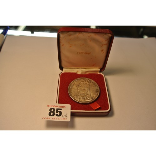 85 - Queen Victoria Jubilee Head Crown coin in box 1890, and 1965, 1977 and 1981 English commemorative co... 