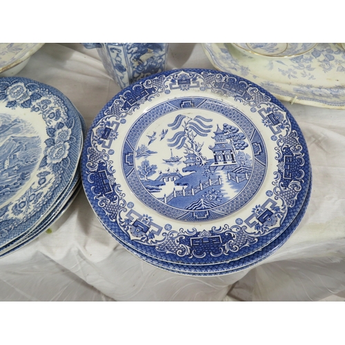 75 - Assorted lot of blue & white decorated ware in box