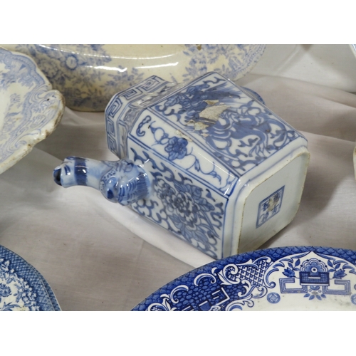 75 - Assorted lot of blue & white decorated ware in box