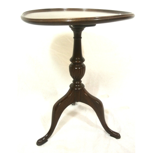 119 - Pair of Edwardian style round wine or lamp tables with raised rims, vase turned columns, on hipped t... 