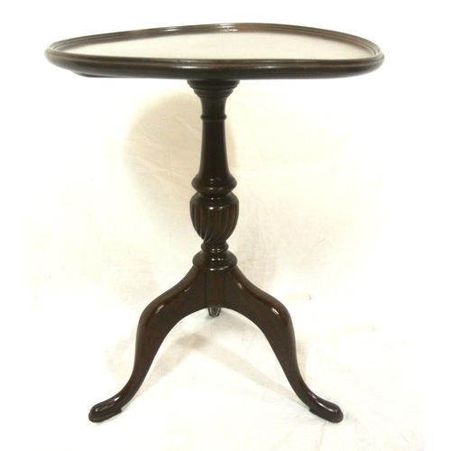 119 - Pair of Edwardian style round wine or lamp tables with raised rims, vase turned columns, on hipped t... 