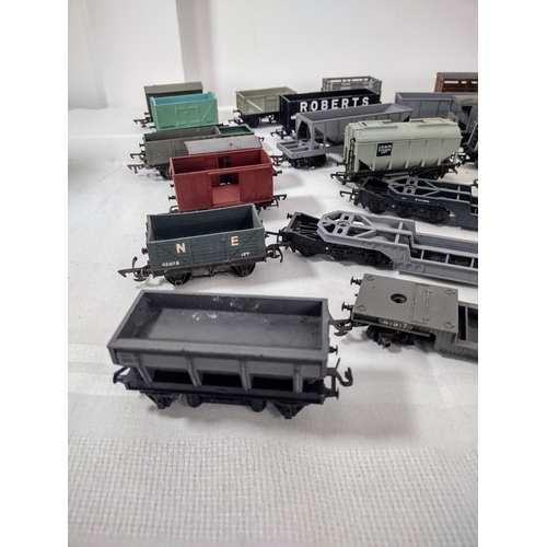 24 - 40+ 00 Guage Wagons to include Wrenn, Hornby, Triang, Graham Farish and Dalpol - also included some ... 