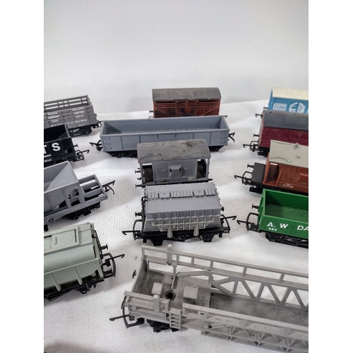 24 - 40+ 00 Guage Wagons to include Wrenn, Hornby, Triang, Graham Farish and Dalpol - also included some ... 