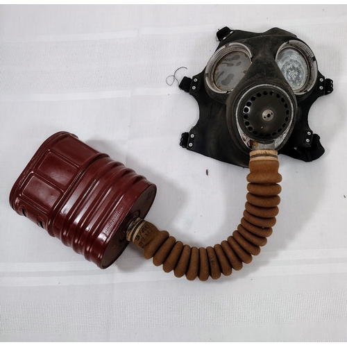 158 - WWII B. W. & M. Ltd V3 E VI No. 4A Gas Mask Dated 1940