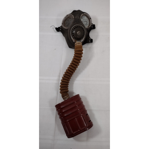 158 - WWII B. W. & M. Ltd V3 E VI No. 4A Gas Mask Dated 1940