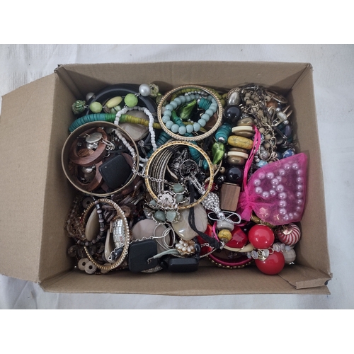 114 - Collection of Vintage and Modern Costume Jewellery Featuring Bracelets, Necklaces, Brooches, Bangles... 