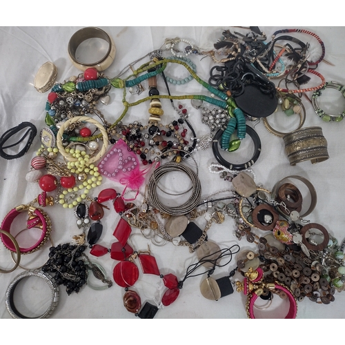 114 - Collection of Vintage and Modern Costume Jewellery Featuring Bracelets, Necklaces, Brooches, Bangles... 