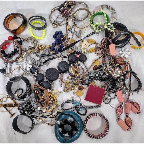 175 - Collection of Vintage and Modern Costume Jewellery Featuring Bracelets, Necklaces, Brooches, Bangles... 